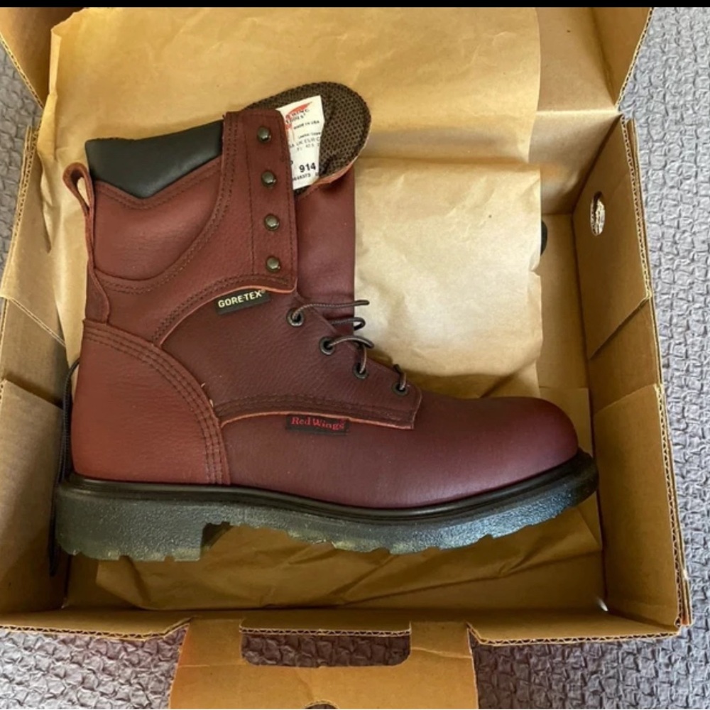 Red Wing Size 9.5 NWT & Org. Box   914